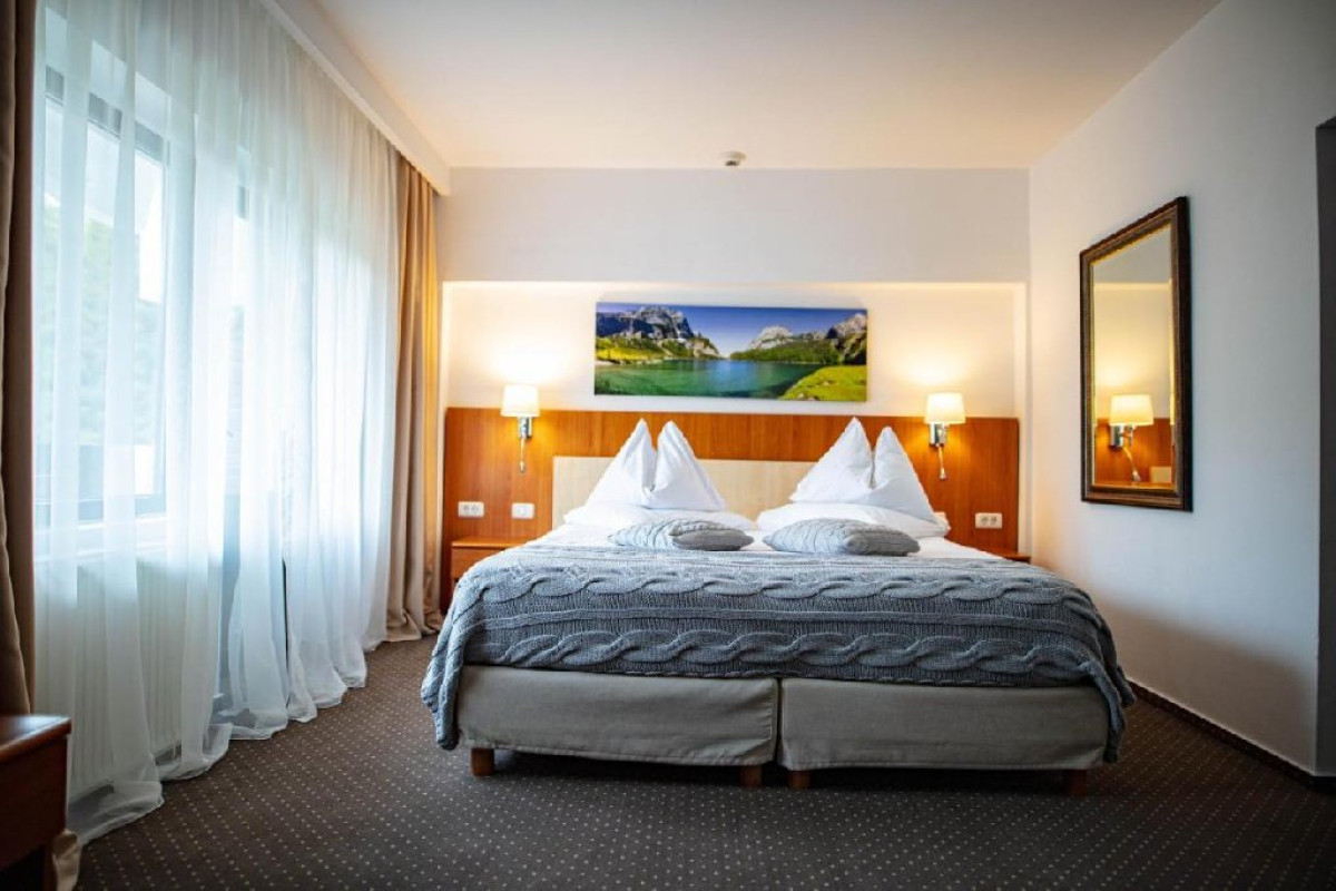 HOTEL PESTERA. - Moroeni - Parcul Natural Bucegi - Cota 1610