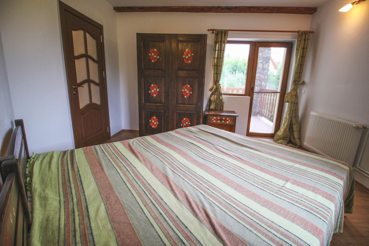 THE HOLIDAY HOUSE