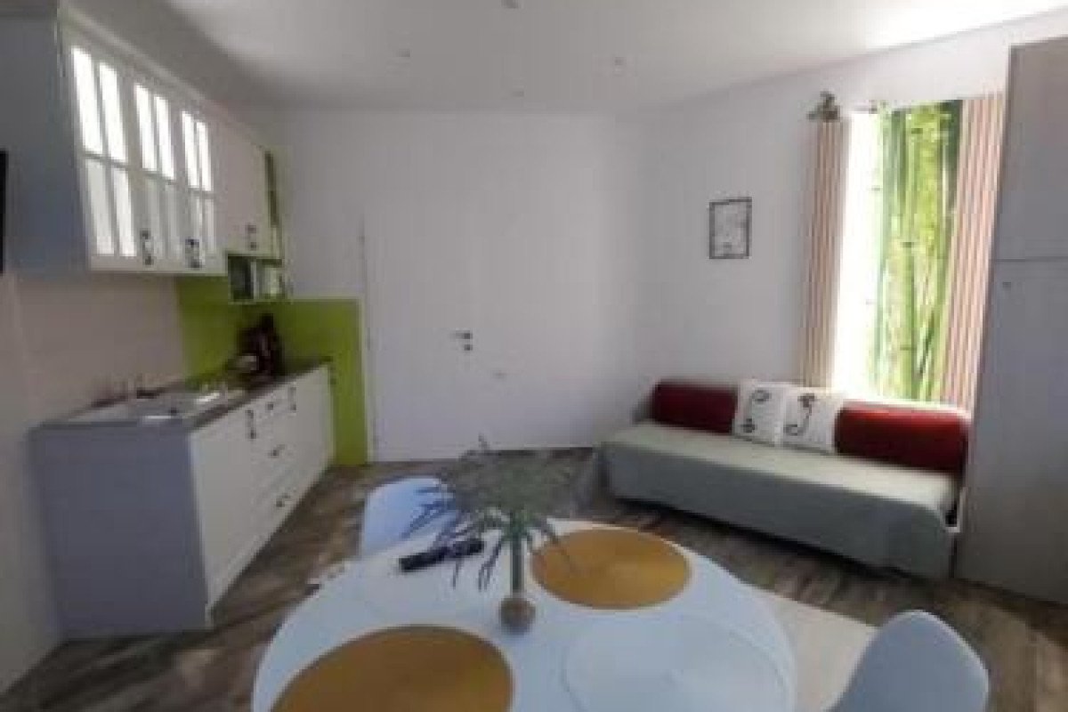 ACCENT HOUSE