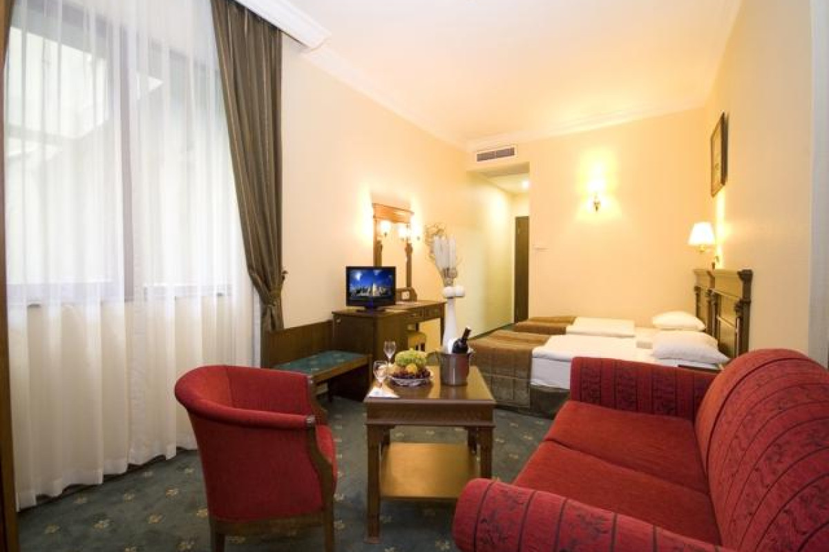 HOTEL GOLDEN CROWN