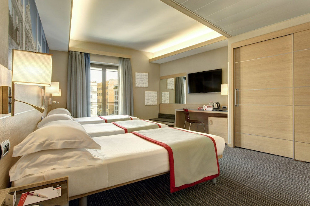 iQ Hotel Roma