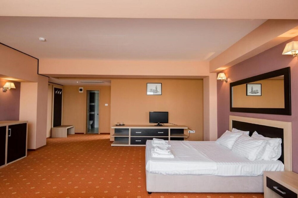 OXFORD INNS  SUITES