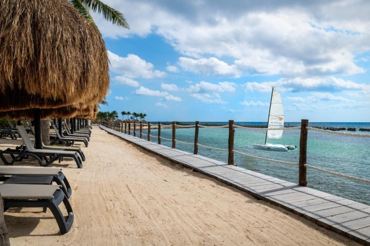 Catalonia Yucatán Beach