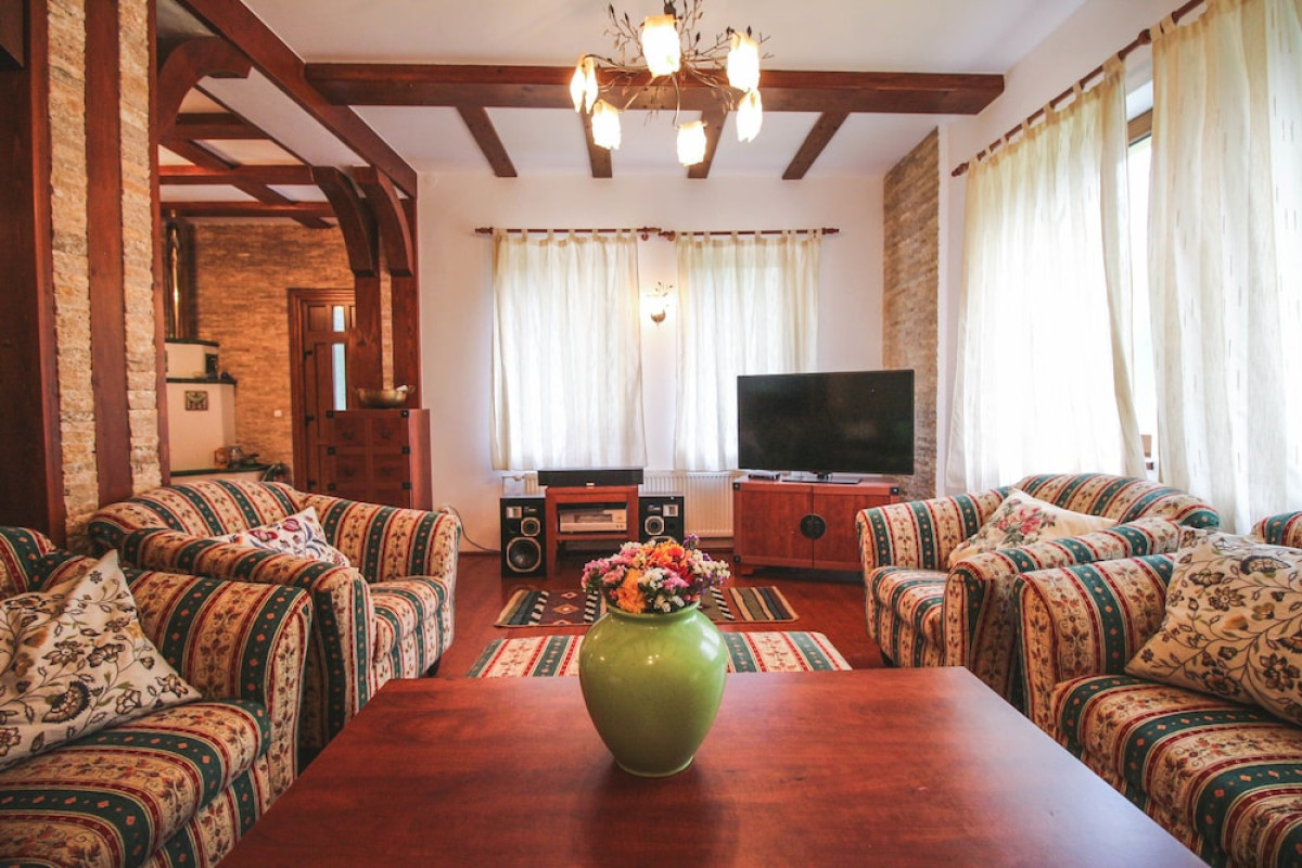 THE HOLIDAY HOUSE