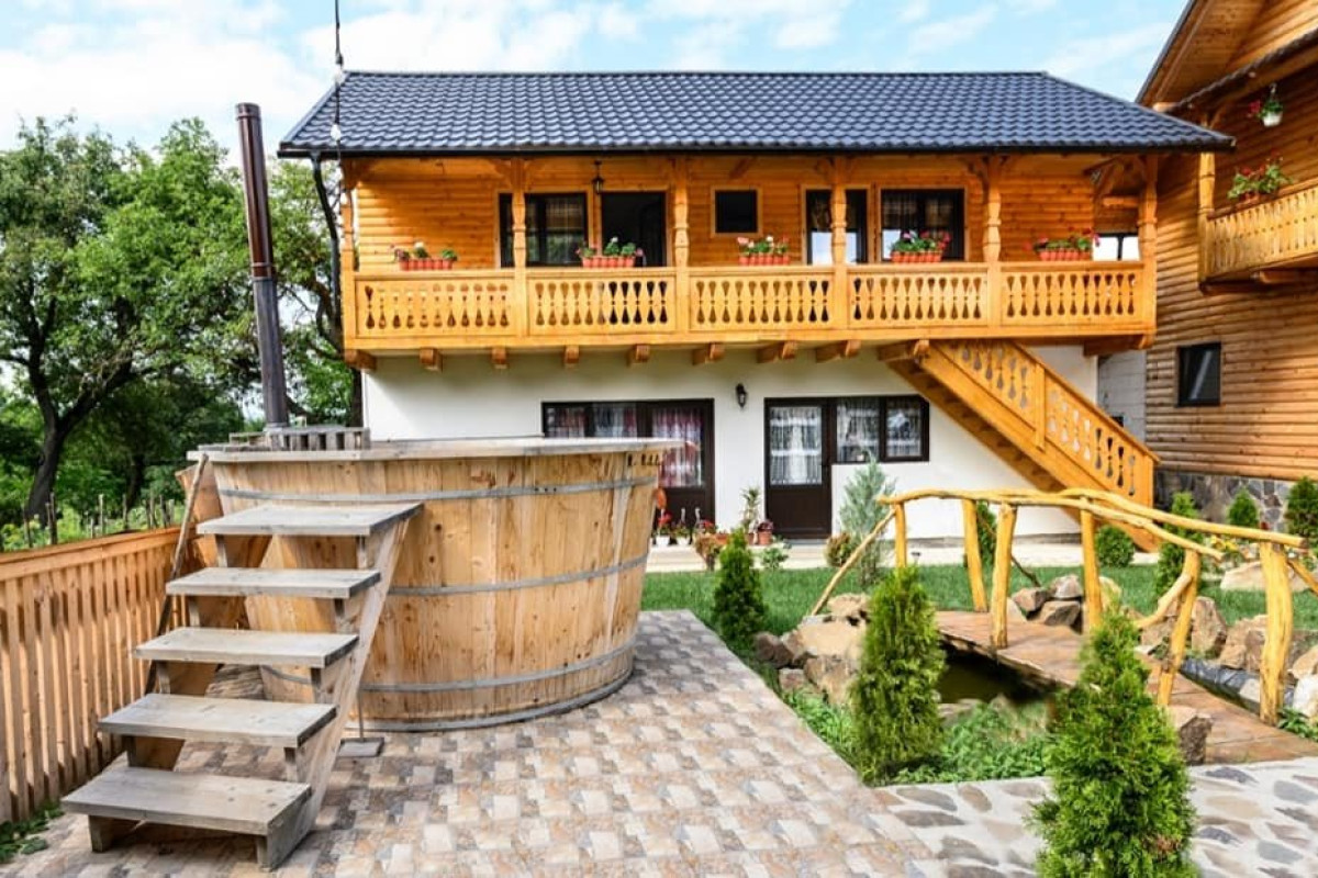 CASA MARAMURESEANA LARISA