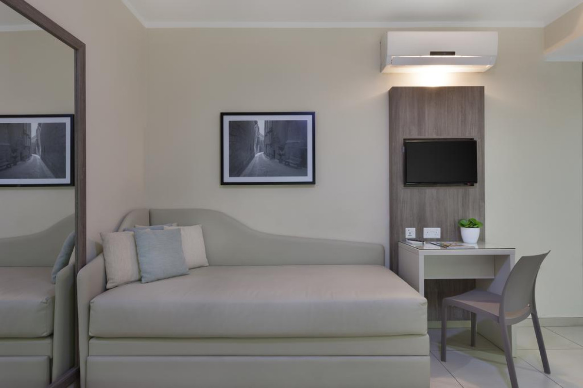 115 THE STRAND HOTEL AND SUITES