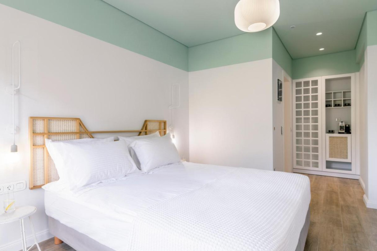 13 Keys Suites
