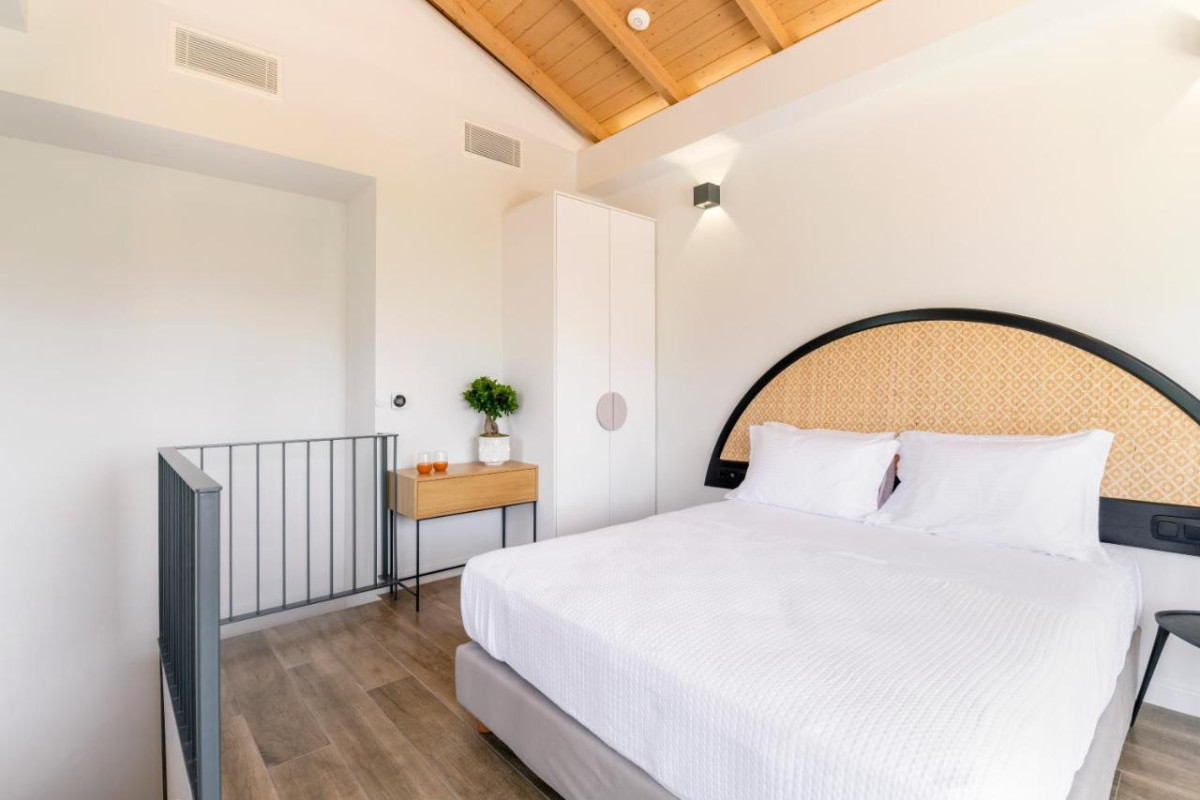 13 Keys Suites