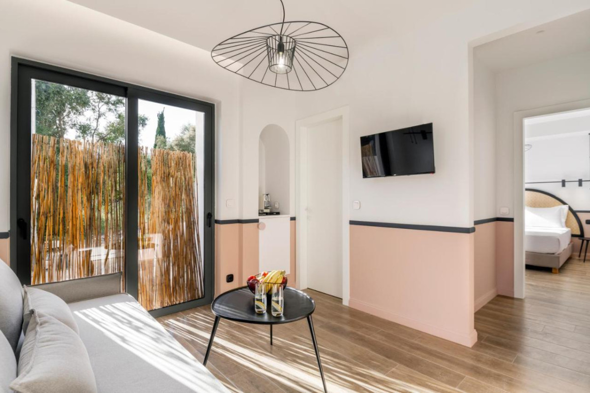 13 Keys Suites