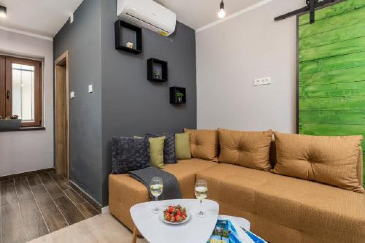 4 SEASON APARTMENTS