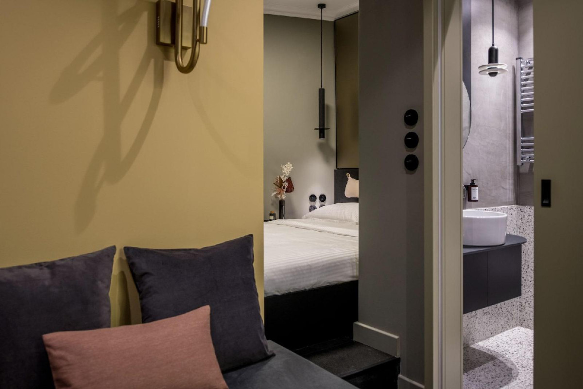 72 AD Suites