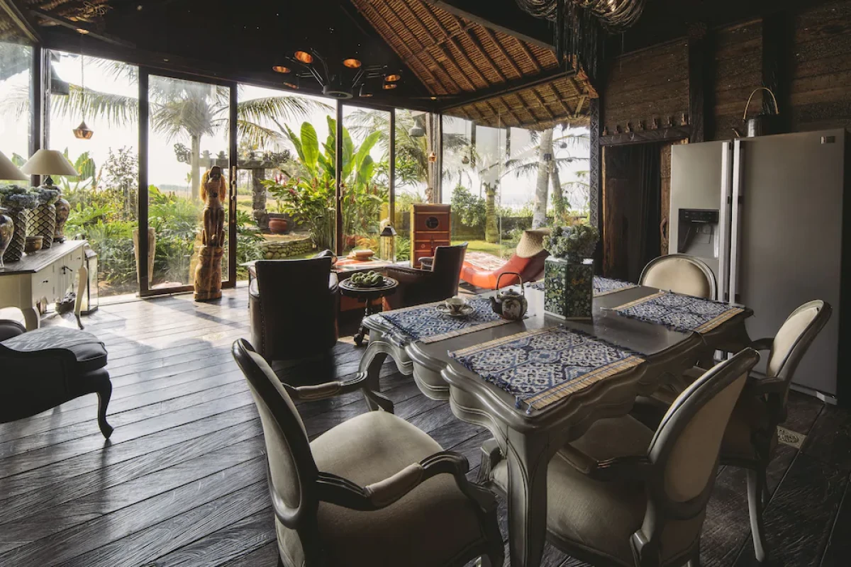 Absolute Beachfront Romantic Villa Laut
