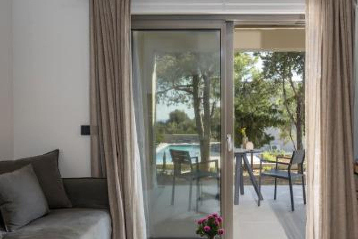 Akrotiri Suites