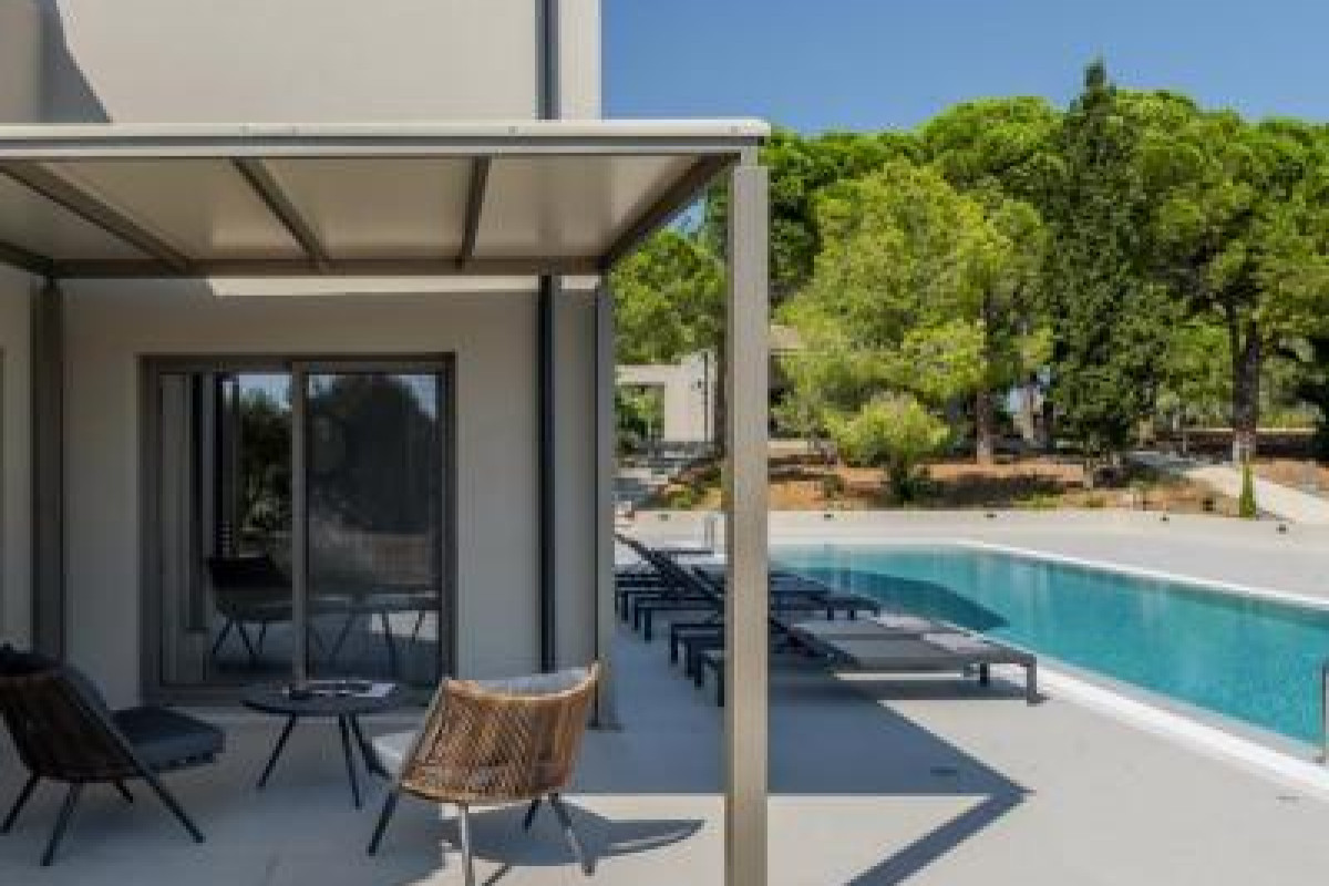 Akrotiri Suites