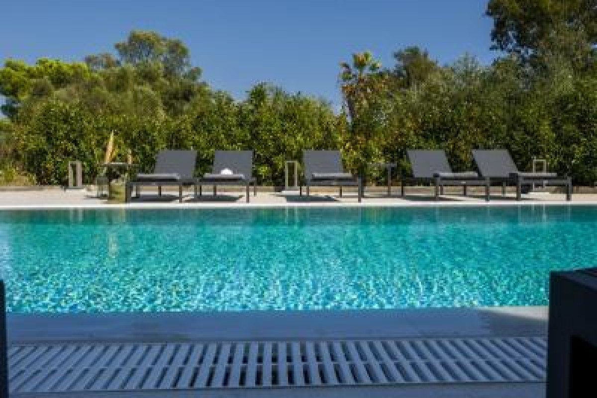 Akrotiri Suites