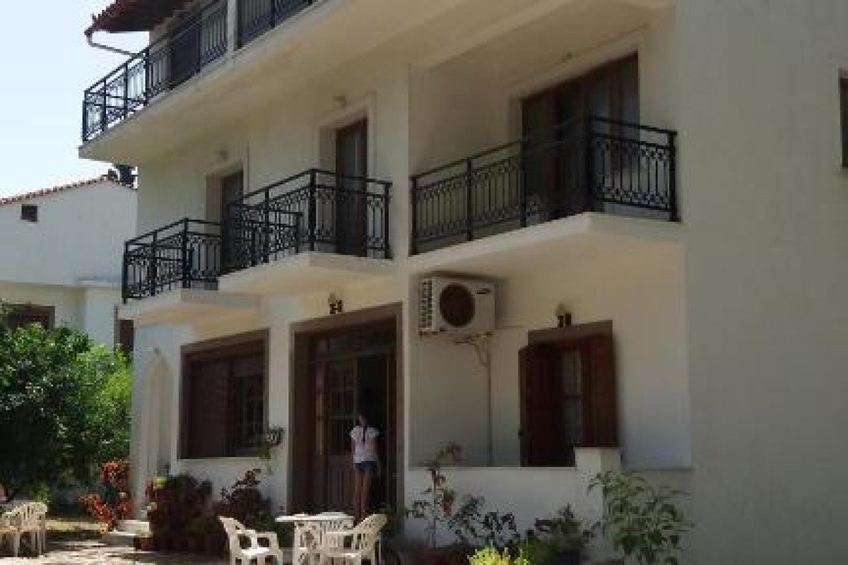 Alekos Rooms and Apartments