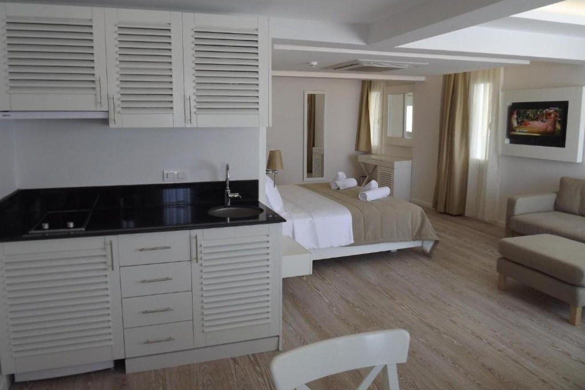 Alesta Yacht Hotel