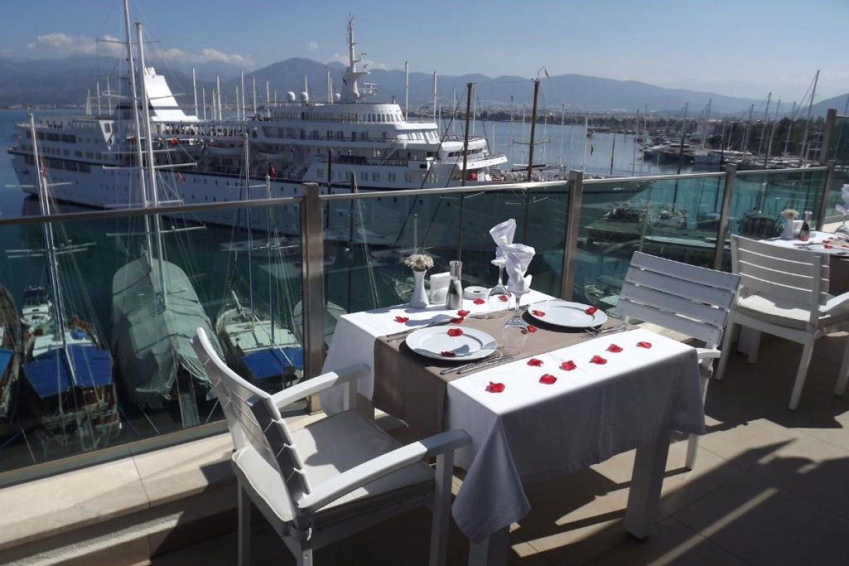 Alesta Yacht Hotel
