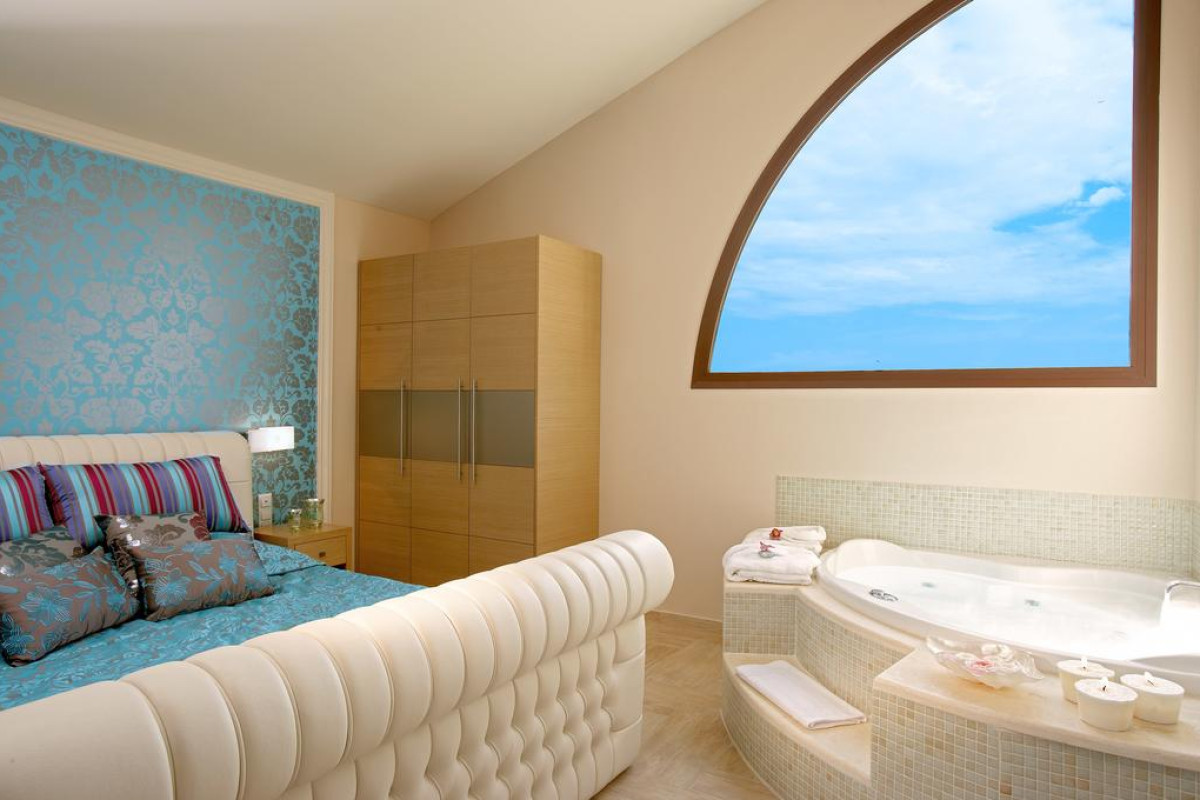 ALEXANDRA GOLDEN BOUTIQUE - GOLDEN BEACH