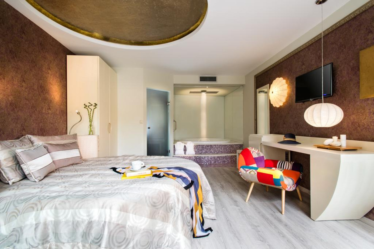 ALEXANDRA GOLDEN BOUTIQUE - GOLDEN BEACH