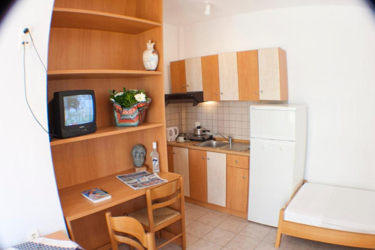 ANDY'S PLAZA APARTMENTS