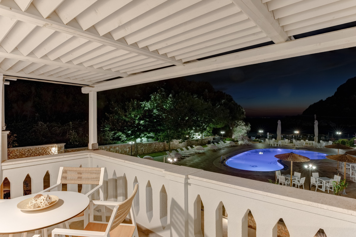 Anemolia Hotel Stylish Suites - Sarakiniko Beach