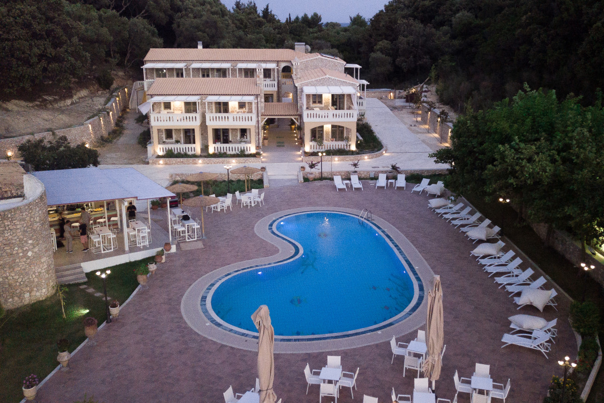 Anemolia Hotel Stylish Suites - Sarakiniko Beach