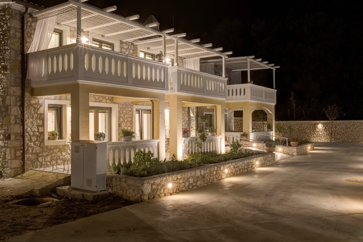 Anemolia Hotel Stylish Suites - Sarakiniko Beach