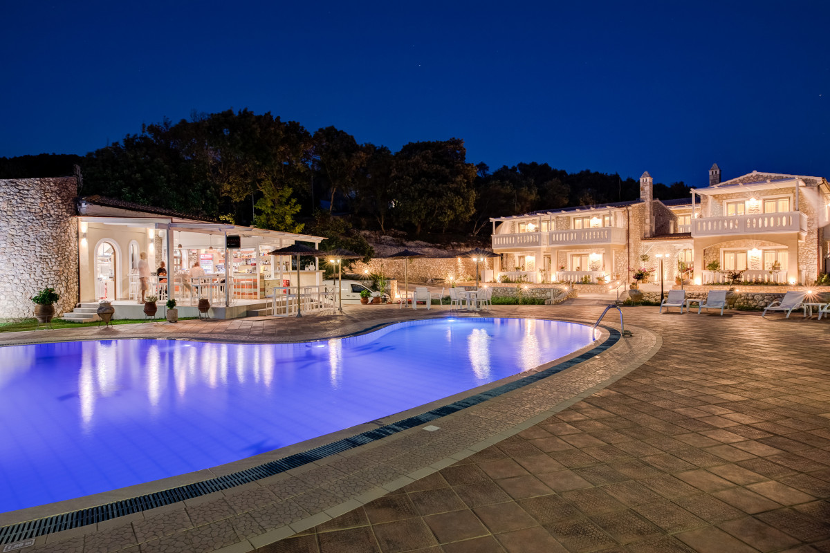 Anemolia Hotel Stylish Suites - Sarakiniko Beach