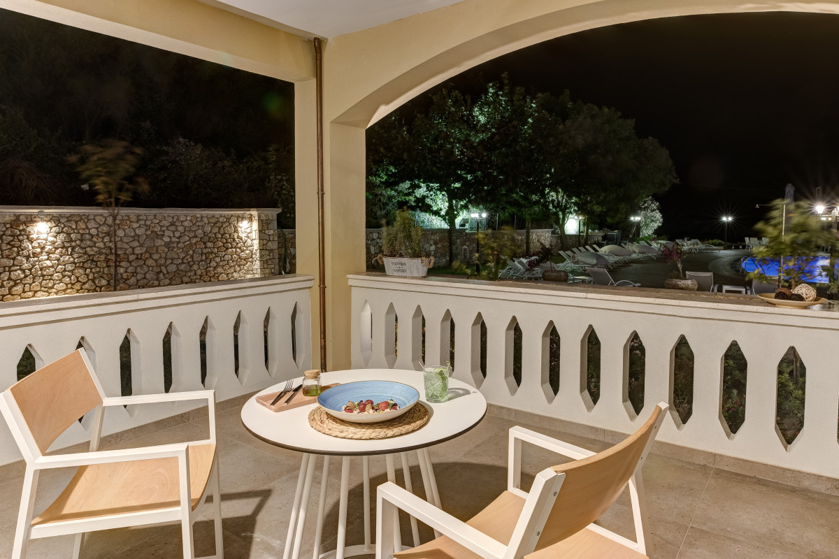 Anemolia Hotel Stylish Suites - Sarakiniko Beach