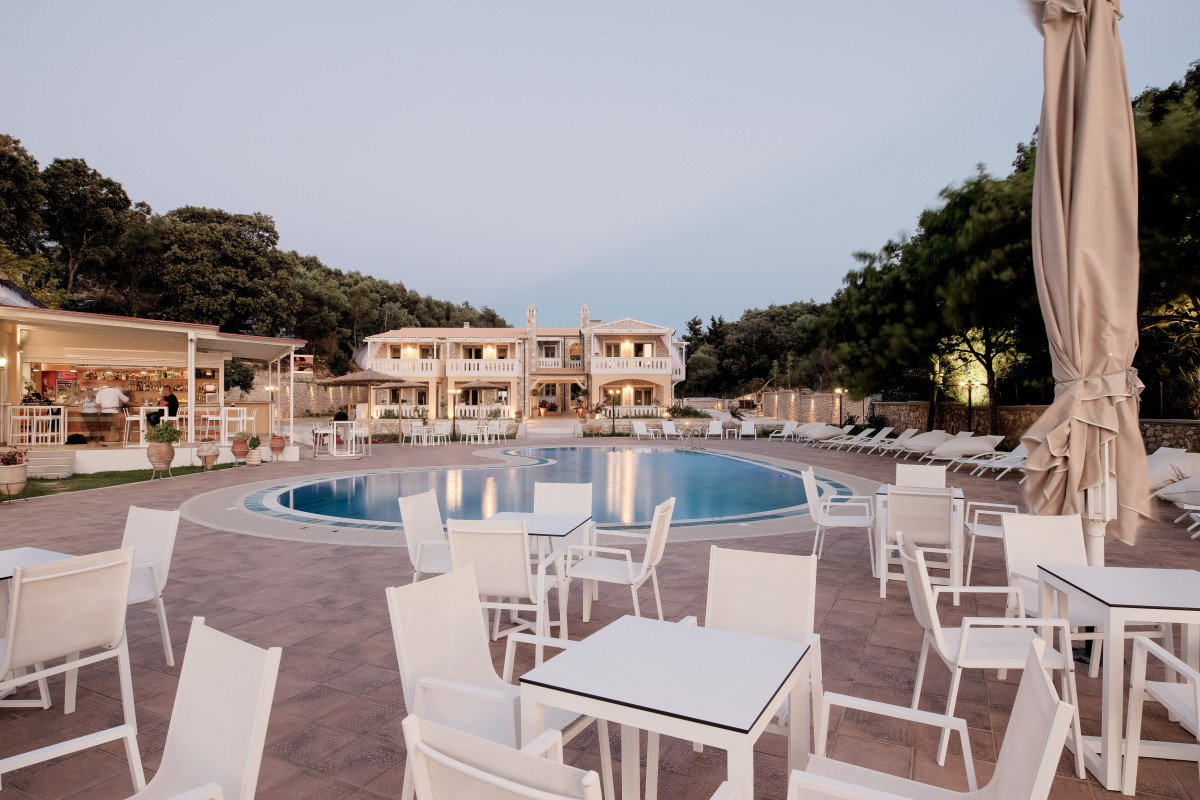 Anemolia Hotel Stylish Suites - Sarakiniko Beach