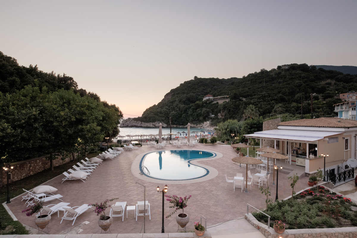Anemolia Hotel Stylish Suites - Sarakiniko Beach