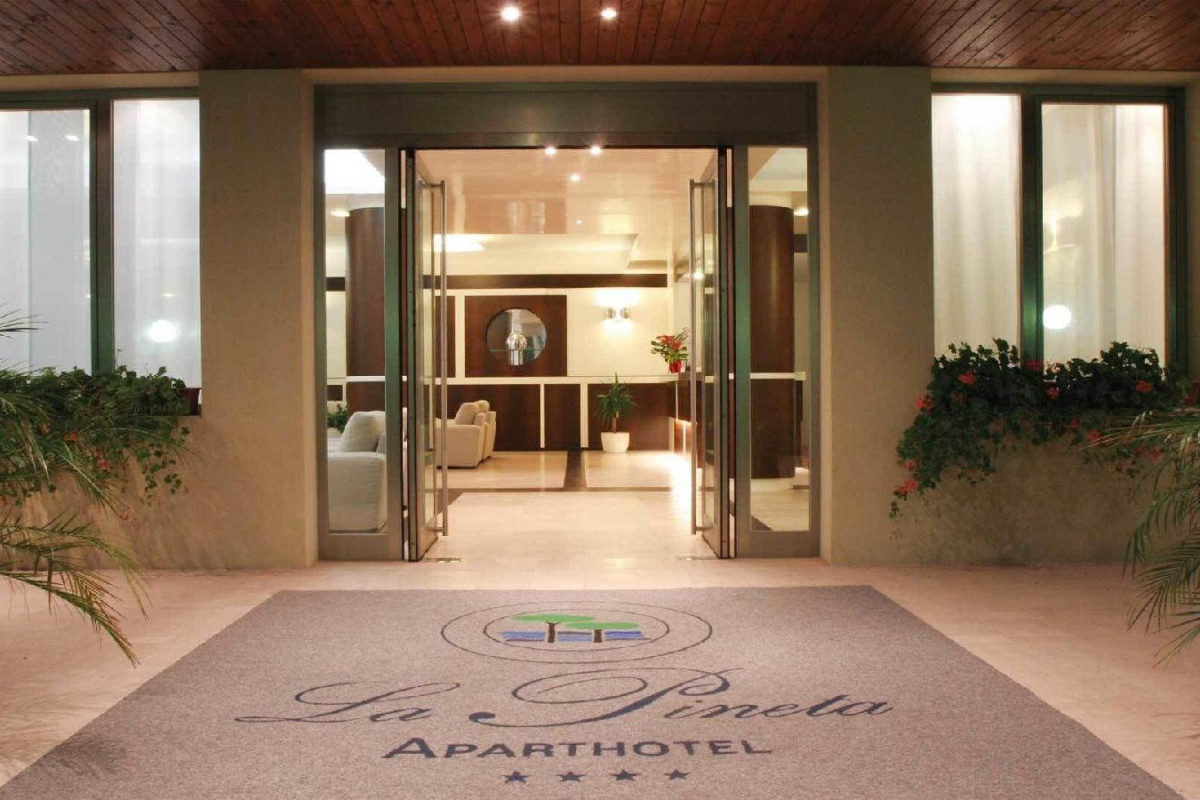 APARTHOTEL LA PINETA