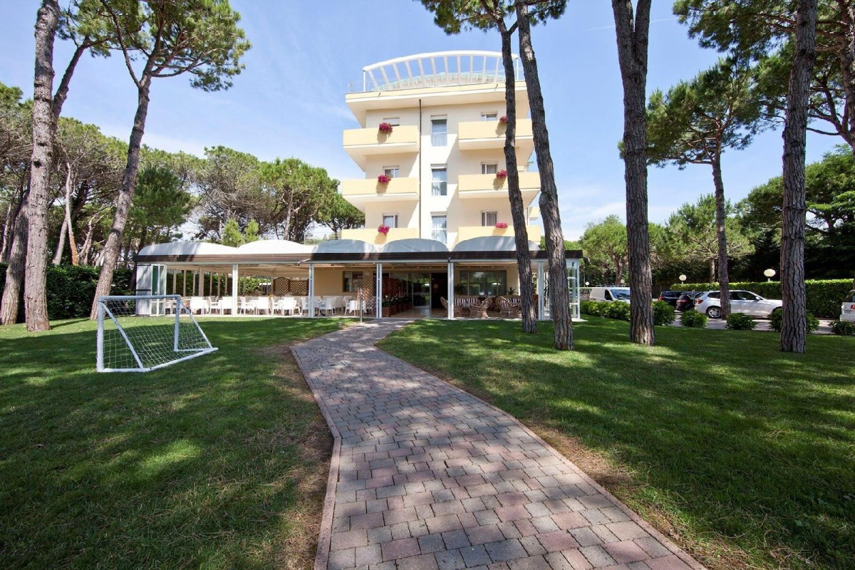 APARTHOTEL LA PINETA