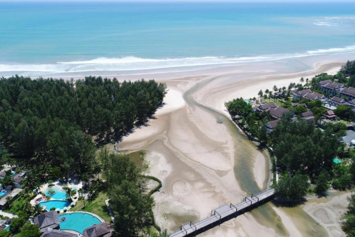 Apsara Beachfront  Resort & Villa