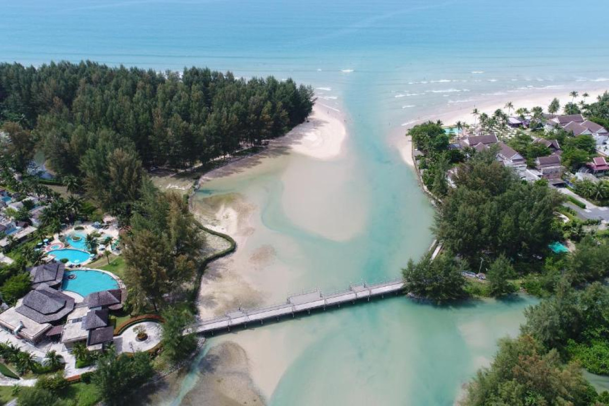 Apsara Beachfront  Resort & Villa