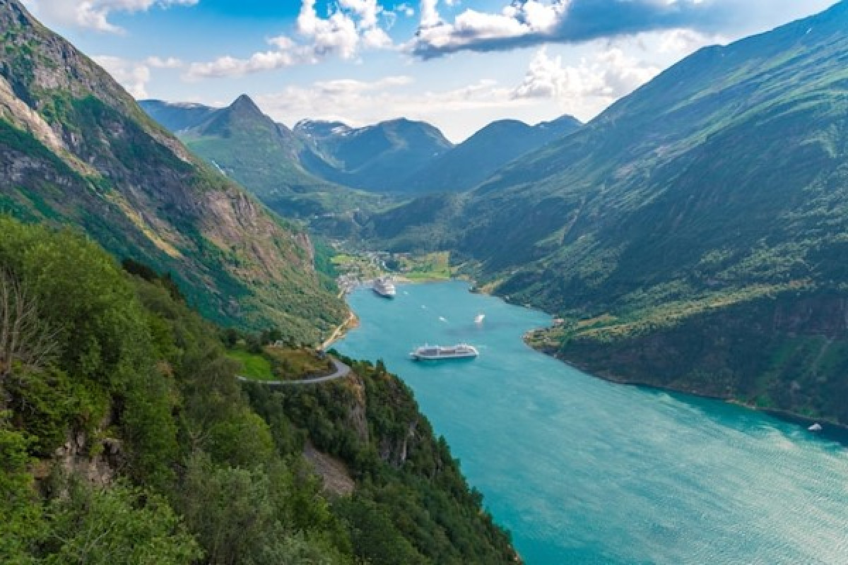 ARCTIC CIRCLE CRUISE