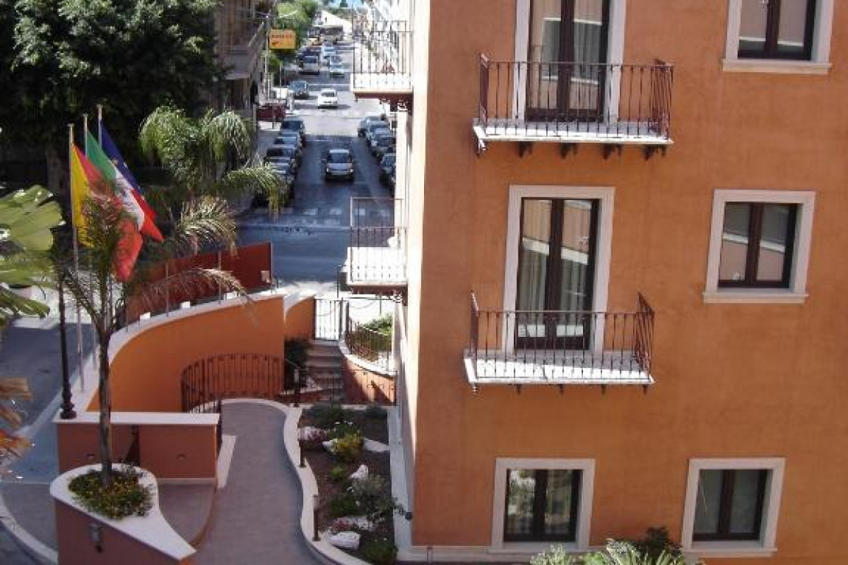 Artemis Hotel