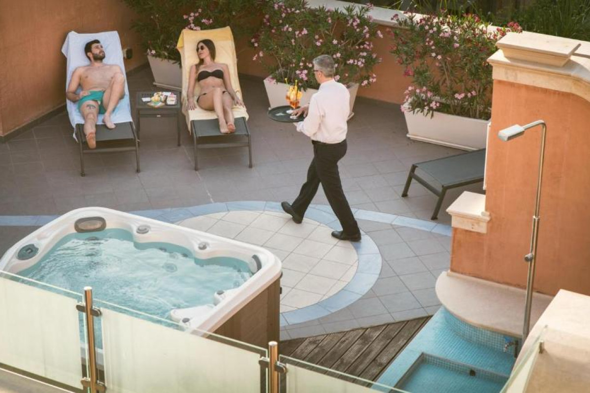 Artemis Hotel