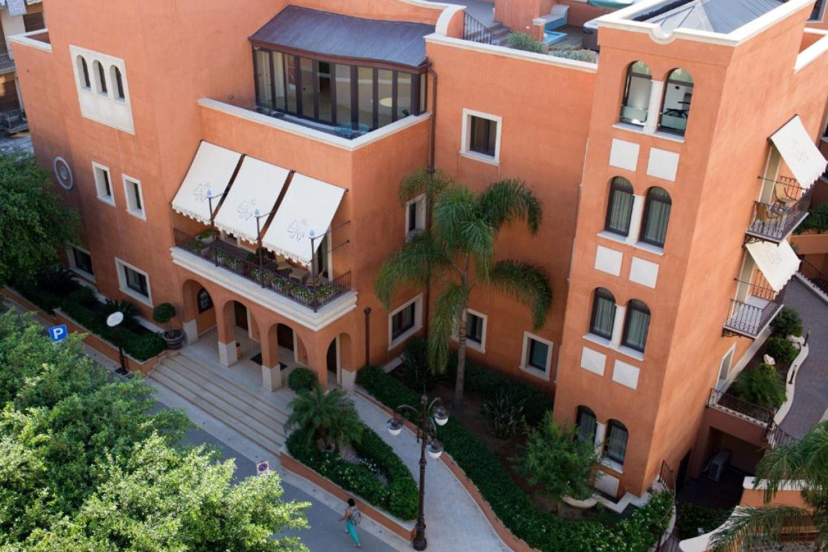 Artemis Hotel