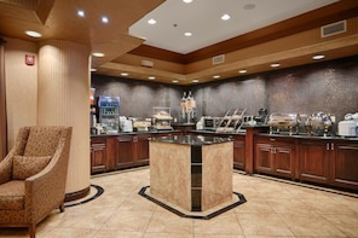 BEST WESTERN PREMIER KC SPEEDWAY INN & SUITES
