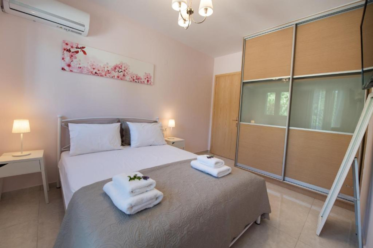 Bounatsa Studios & Apartments