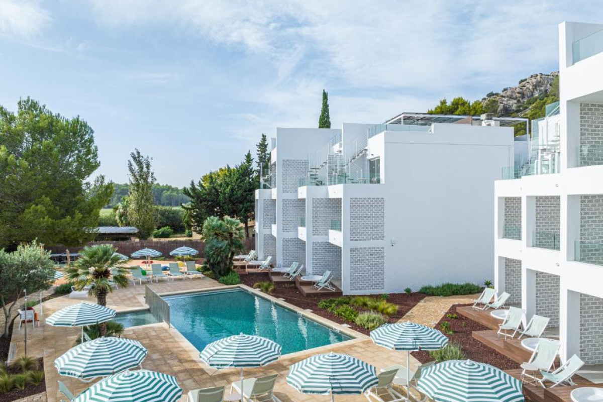 Cabot Las Velas Apartments