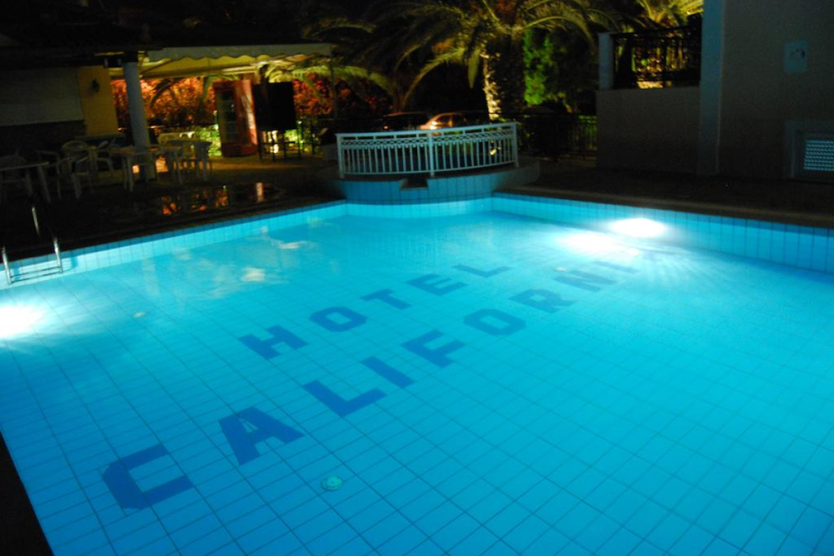California Beach Hotel (Adults only 18+)