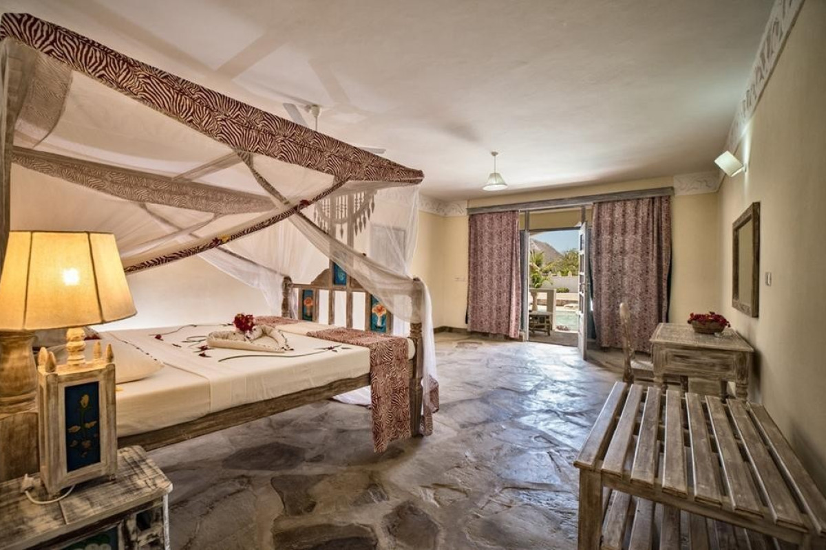 Jacaranda Beach Resort and Safari Tsavo Explorer RO