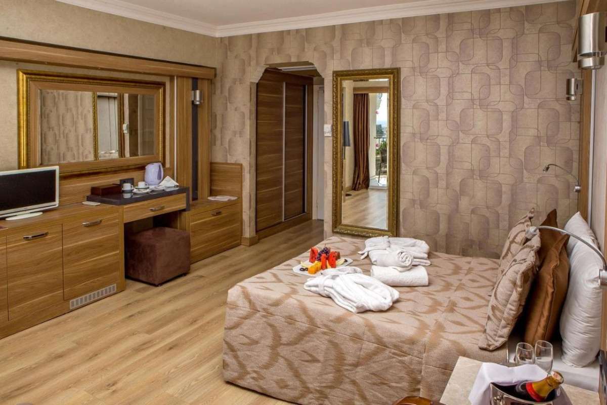Laur Hotels