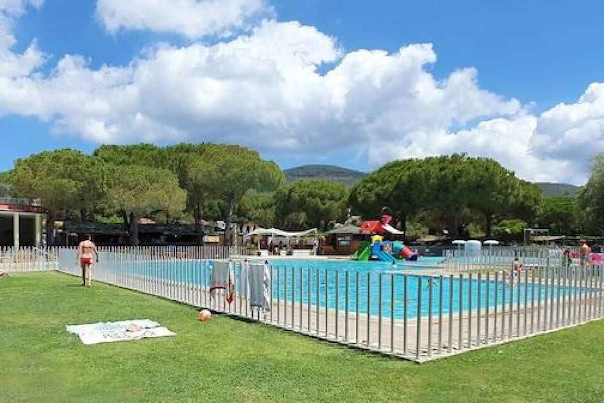 Camping Lacona Pineta