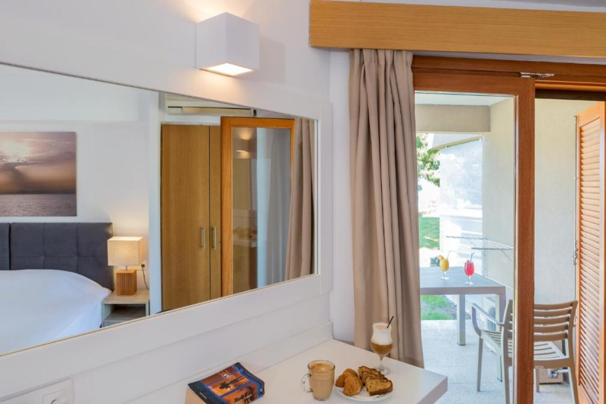 Cape Kanapitsa Hotel Suites