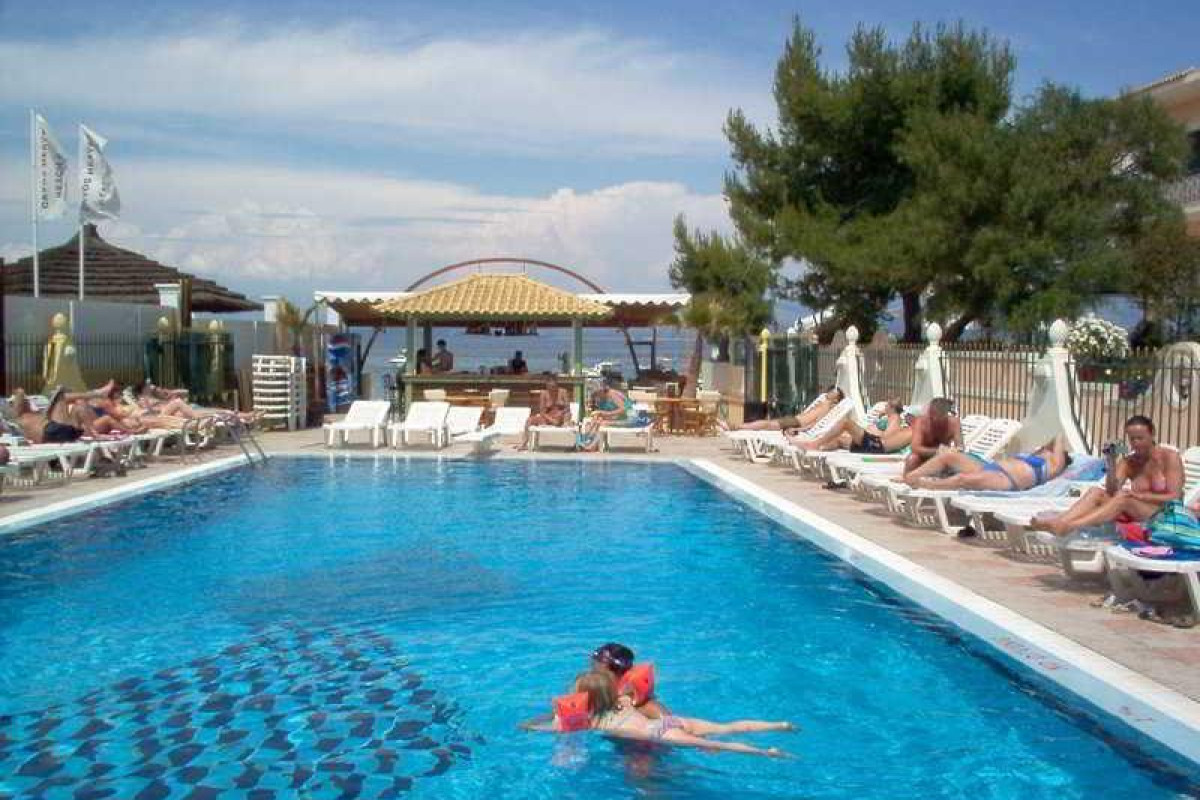 Caravel Pool (Marilenna)