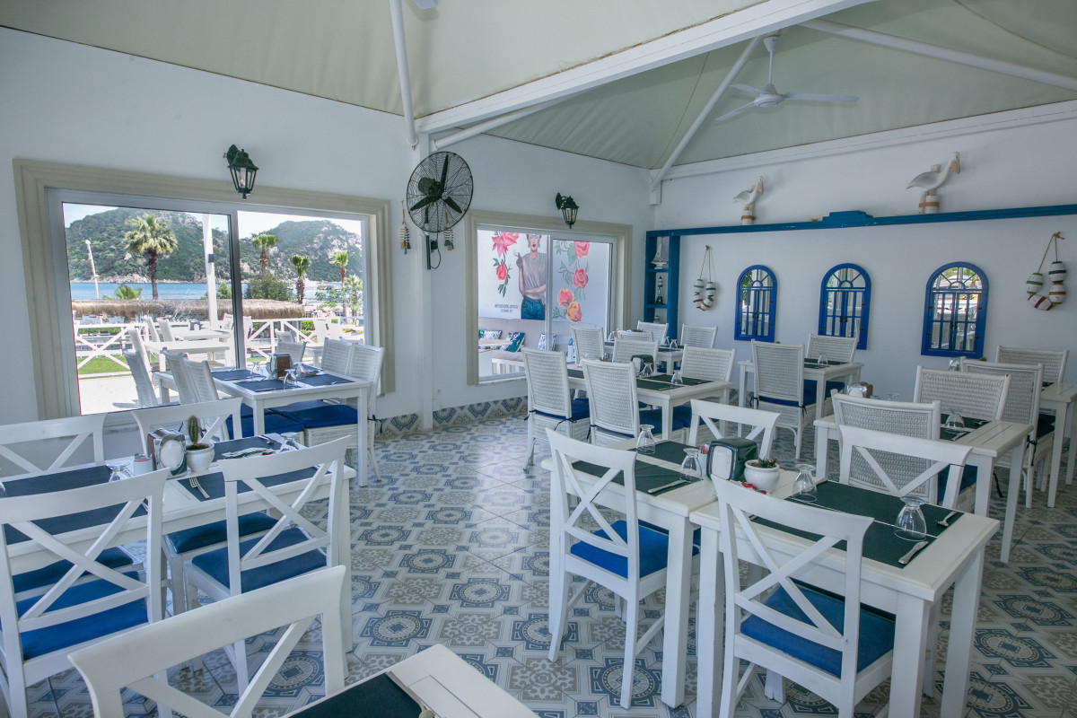 CASA BLANCA BEACH HOTEL